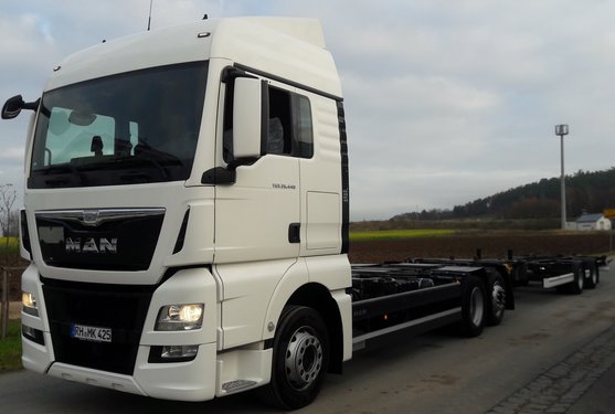 Sattelzugmaschine weiß für Auflieger ab 12 Tonnen Region Nürnberg